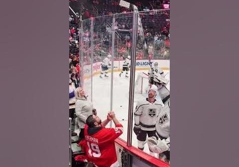 A little Kings teamwork to toss a puck to a kid in Detroit 👏