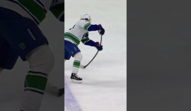 Lindholm's making a good first impression 🚨🏒