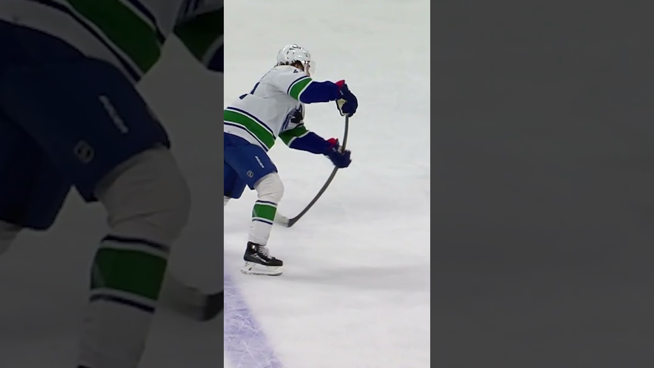 Lindholm's making a good first impression 🚨🏒