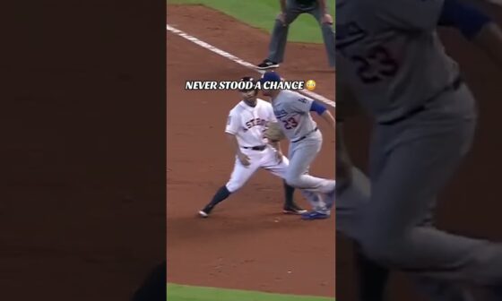 Clayton Kershaw with the INSANE pickoff of José Altuve 😯😯