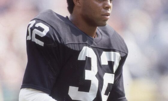 Day 32 of posting my favorite Raiders player to wear the number of the day: Marcus Allen