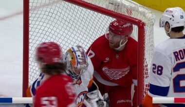Compher hiding in the net vs the islanders 😂