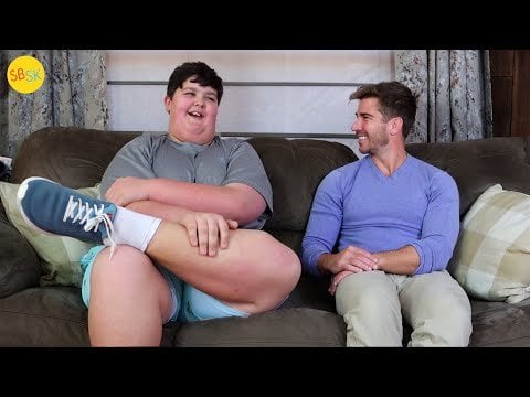 This 10 year old kid is taller than Curry, plays basketball, and wants to join the league one day. Future Old man Wemby's days are numbered 🤣😂