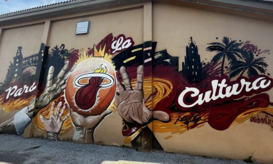 Mural at a Park in Hialeah🔥. Translates “For the Culture”