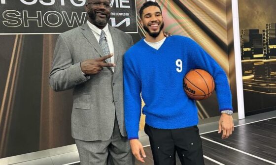 Tatum and a fan over at the NBAOnTNT Studio!