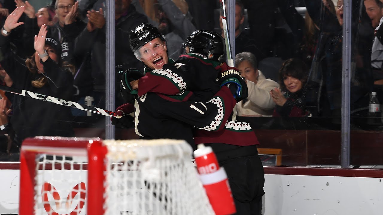 A HOWL of a comeback in the desert! 🌙🐺