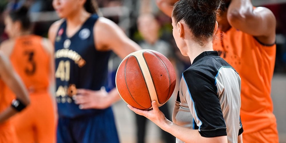 A Friendly Touch from Teammates Boosts Free Throw Success, Study Finds