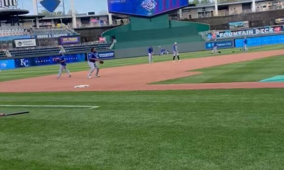 [BNS] Vlad Guerrero Jr. taking some ground balls at third today in Kansas City (he does this occasionally; wouldn’t read too much into it at the moment but always interesting)