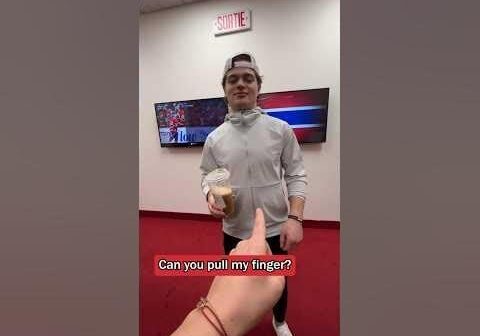 Pull my finger? 😈 #NHL #Shorts (Canadiens de Montréal YT)