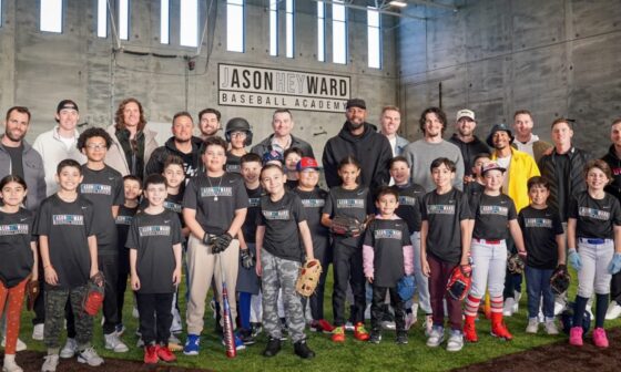 [MLB] Heyward leads Dodgers in surprise visit to Chicago youth baseball academy.