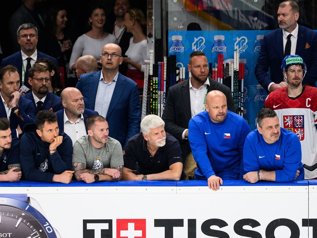 [IIHF Worlds 2024] Czech president Petr Pavel on the Czech bench during the shootout against Switzerland (Source: X/@prezidentpavel)