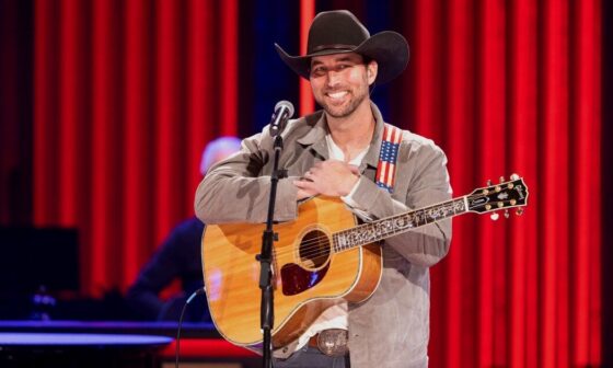 Cardinals great Adam Wainwright soars into a new career: playing country music