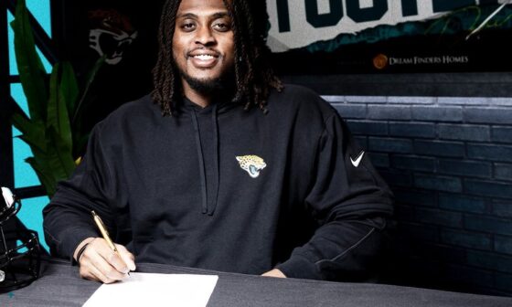 [Jacksonville Jaguars] Pen to paper, @_ybvon 🖊️ (Javon Foster signed his rookie contract)