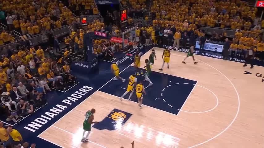 [Highlight] Tatum draws multiple defenders and finds Al Horford with a no-look behind the back bounce pass to cut the lead to 2 with 1 minute remaining! (with replay)