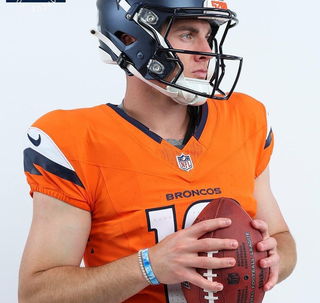 [Broncos] Looking good in orange & blue, rooks!  First 👀 at Bo Nix, Troy Franklin & AudricEstime in their new uniforms at the @NFLPA Rookie Premiere: