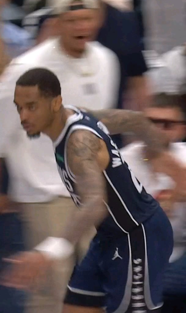 Not Mahomes Dapping Up Washington 😭