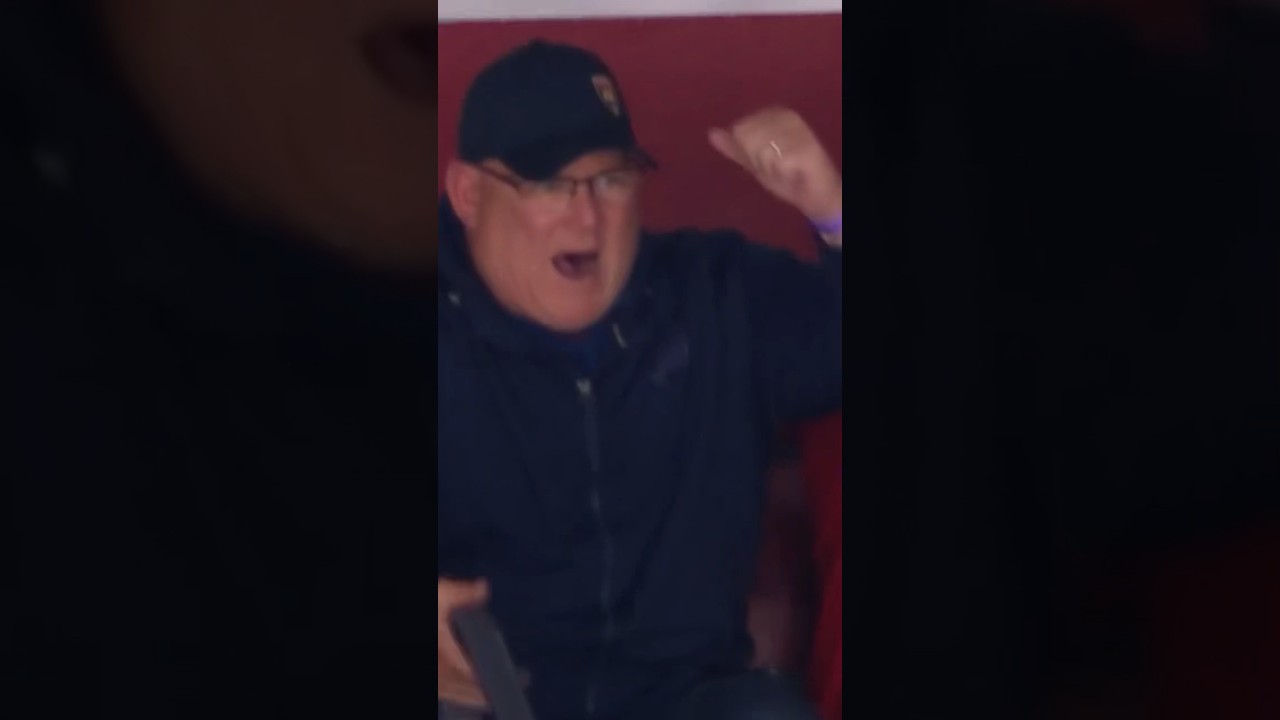 swaggy goes batting and keith tkachuk LOVED IT ‼️ #nhl