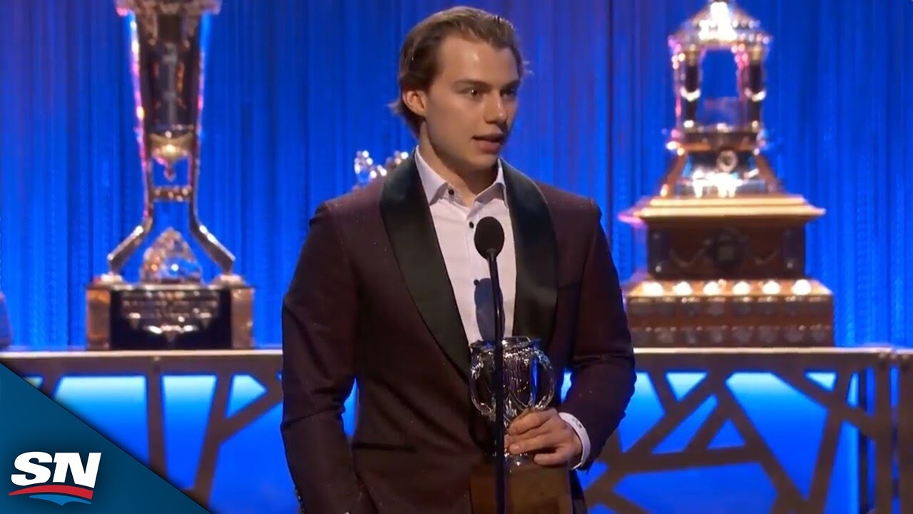 Blackhawks' Connor Bedard Wins 2023-24 Calder Memorial Trophy