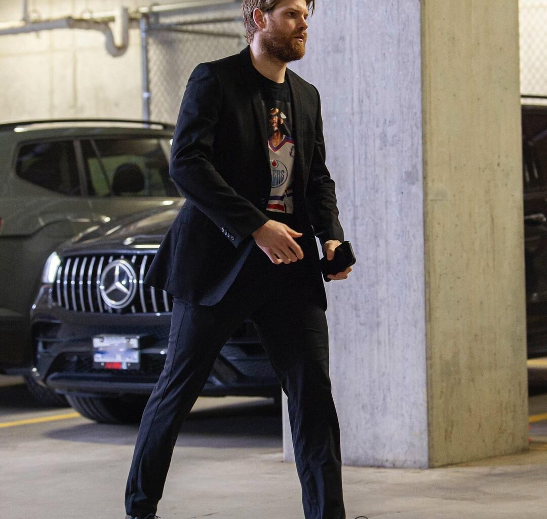 [Sportsnet] Warren Foegele walking in wearing a shirt with the picture of Kobe Bryant wearing a Gretzky Oilers jersey.