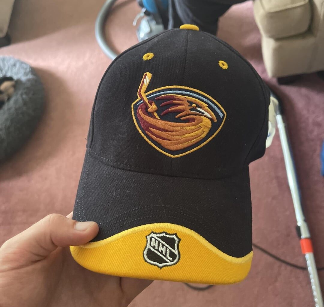 Could anyone tell what player sign this hat?