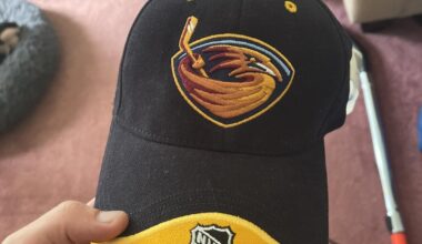 Could anyone tell what player sign this hat?