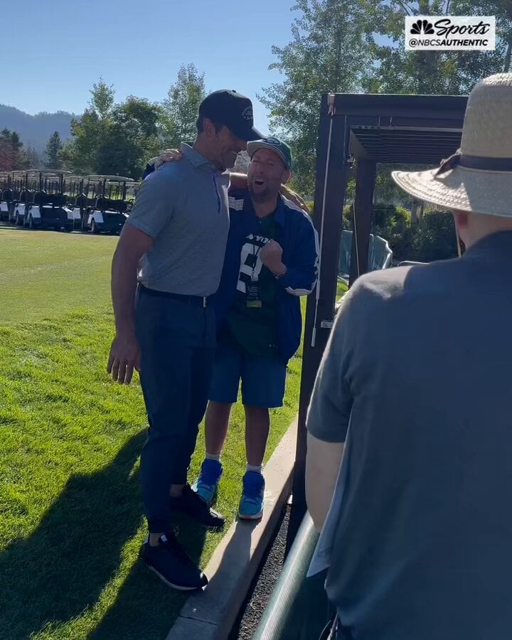 (@NBCSAuthentic) Aaron Rodgers consoles crying Jets fan