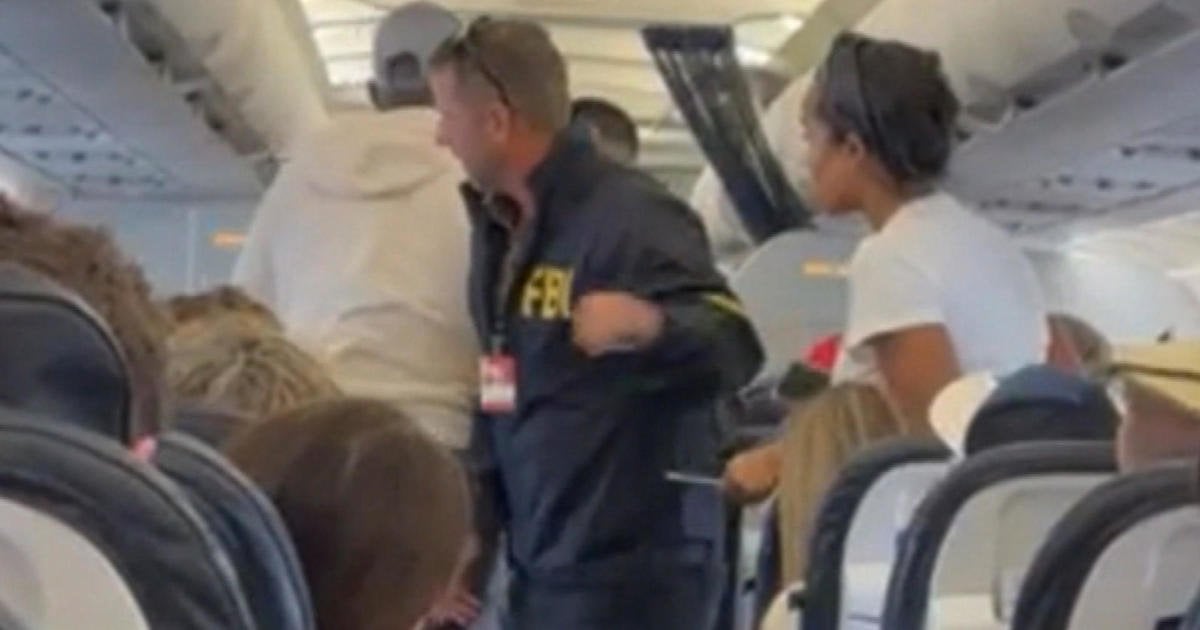Terrell Davis' lawyer releases video of United plane handcuffing incident, announces plans to sue airline