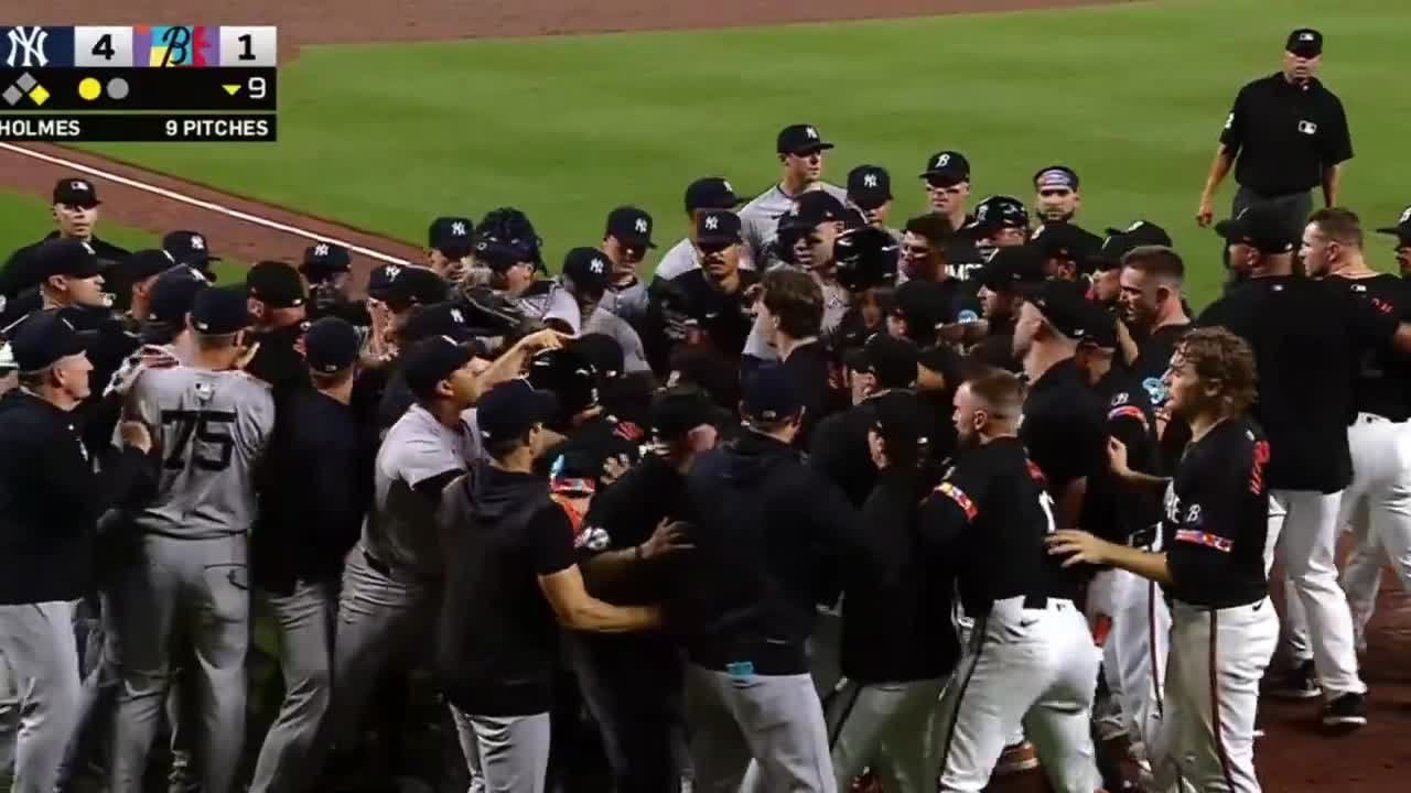 [Highlight] Benches clear after Holmes hits a batter