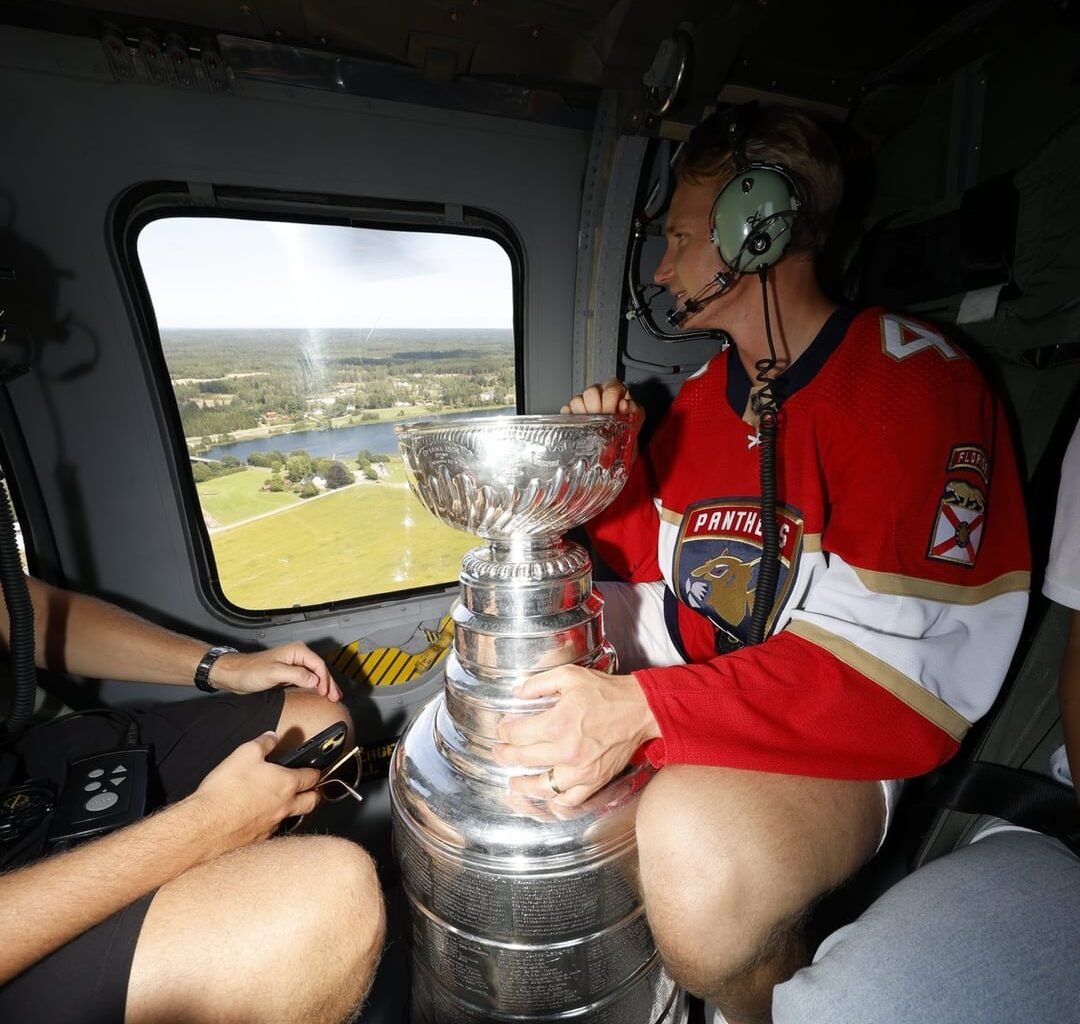 Gustav Forsling flying in to his Stanley Cup ceremony in Linköping with a Black Hawk from the local squadron.