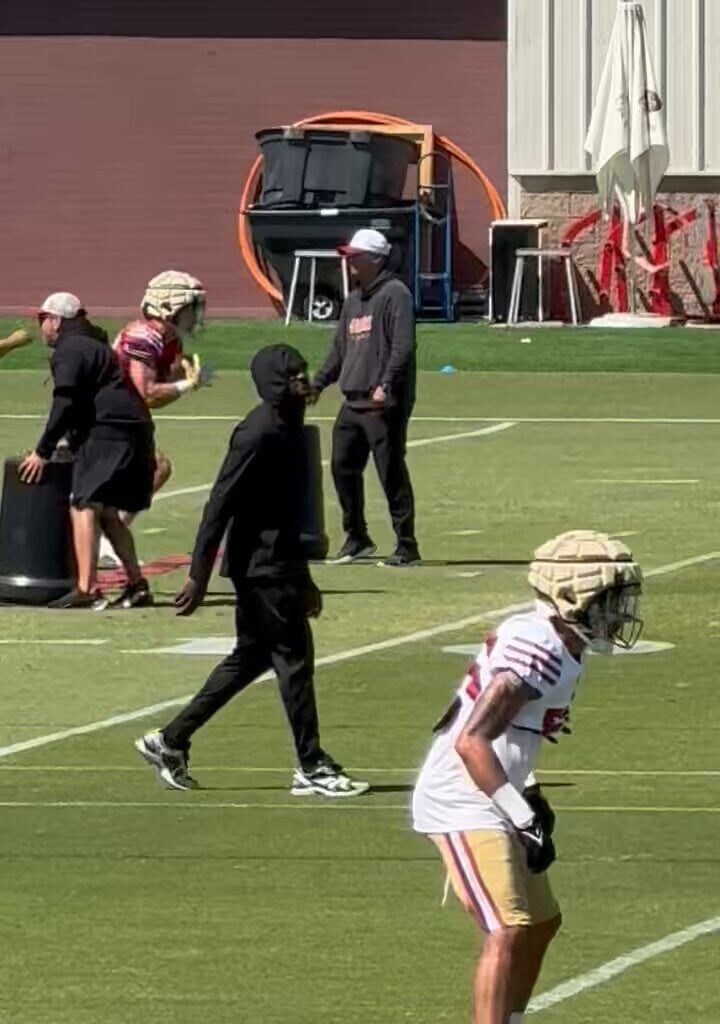 Those look like congratulatory hand shakes between Brandon Aiyuk, John Lynch, and Kyle Shanahan.