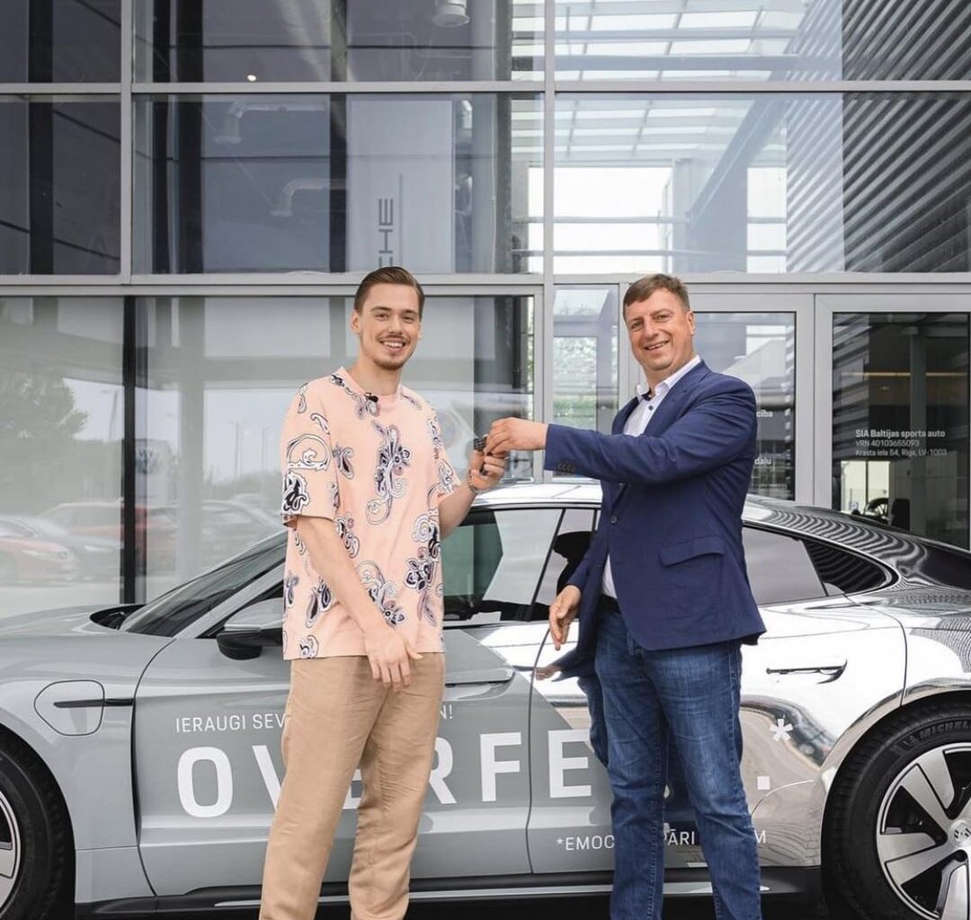 Arty’s back rocking the pink paisley shirt!