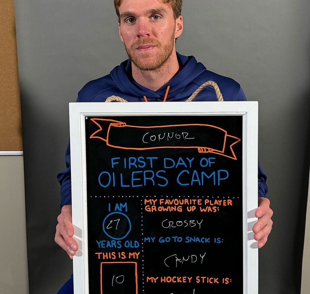[Edmonton] The Oilers took back-to-school photos during their media day