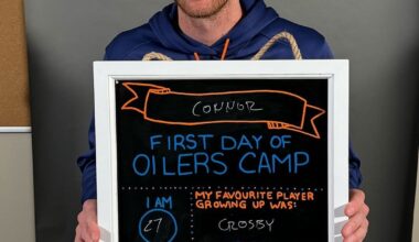 [Edmonton] The Oilers took back-to-school photos during their media day