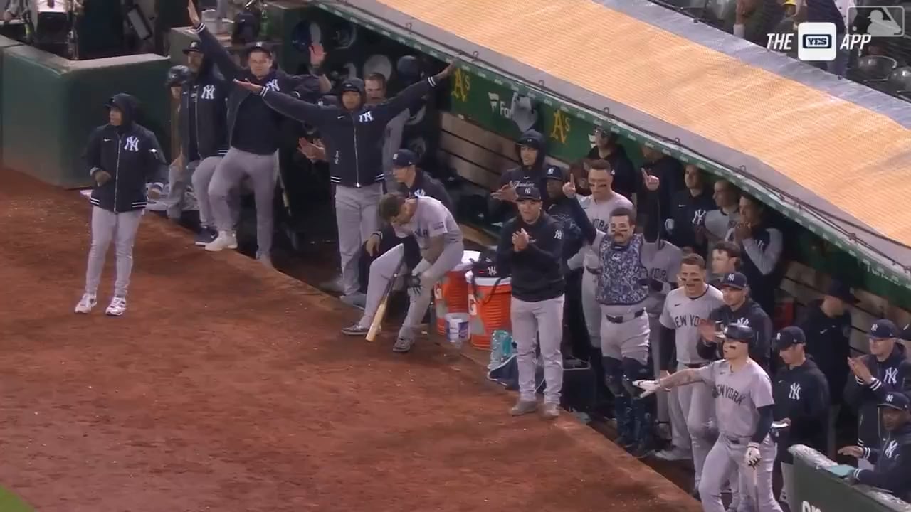 [Highlight] Juan Soto comes off the bench in the 10th and immediately makes his mark with an RBI double to extend the lead!