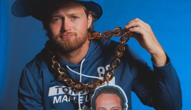 [Toronto] The Maple Leafs took photos with big hats and chains on media day