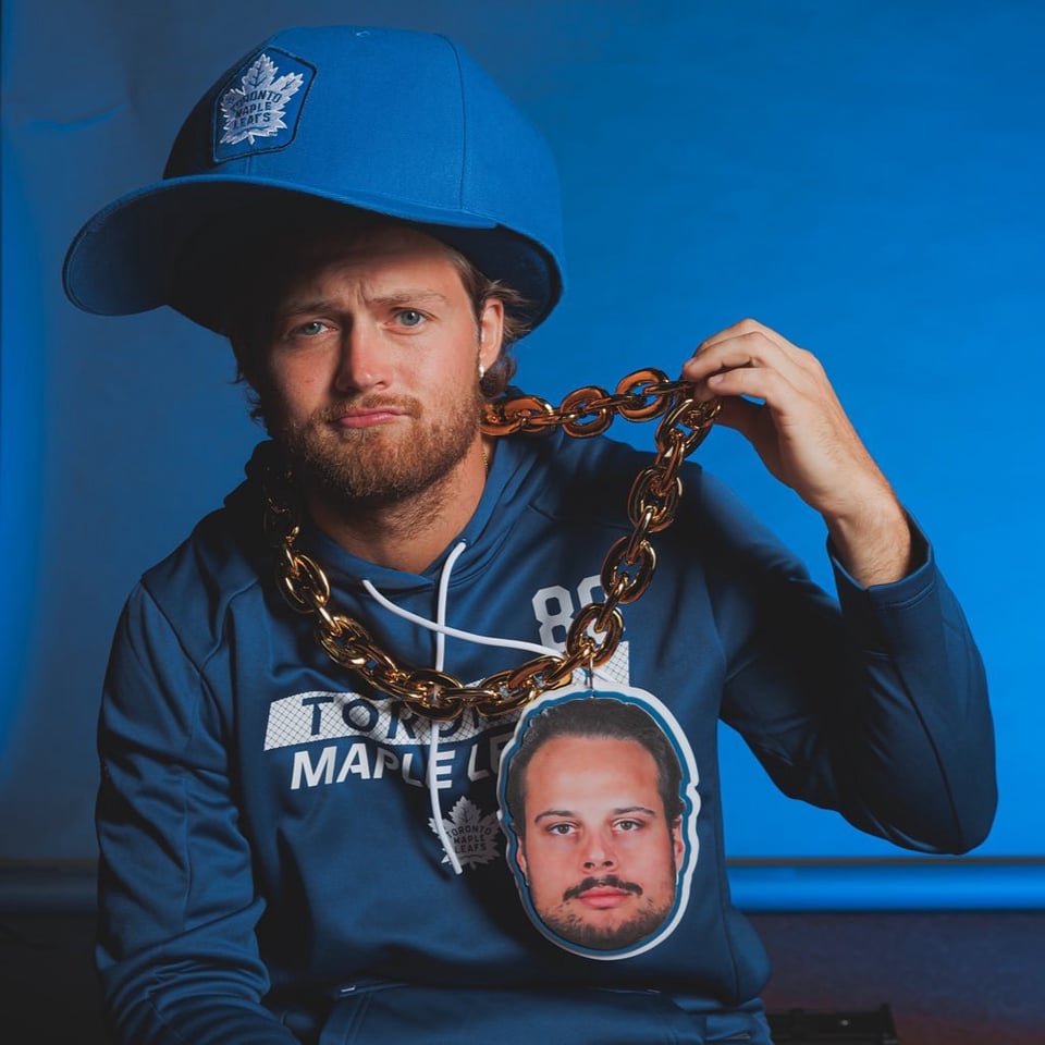 [Toronto] The Maple Leafs took photos with big hats and chains on media day
