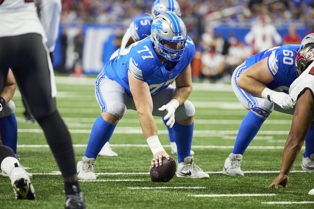 Sources: #Lions Pro Bowl and All-Pro center Frank Ragnow suffered a partially torn pec, making him week-to-week. A brutal reality for one of the NFL’s toughest players, who injured it very early in the game. But the belief is it’s not season-ending and he could be back soon.