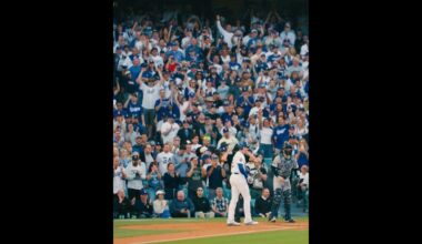 A hero's welcome for Freddie Freeman after his #WorldSeries Game 1 walk-off! 👏