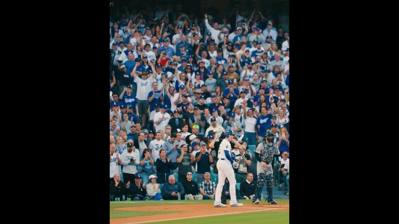 A hero's welcome for Freddie Freeman after his #WorldSeries Game 1 walk-off! 👏