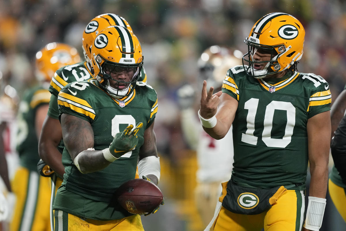 Packers pound 49ers in pivotal game for both team's playoff hopes