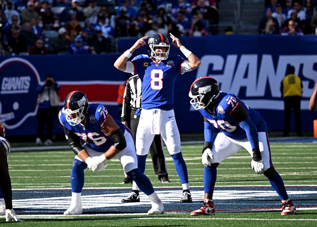 Daniel Jones #8 of the New York Giants calling a play during a football game against the Washington Commanders