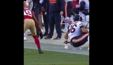 Jonathan Owens intercepts the Brandon Allen pass vs. San Francisco 49ers