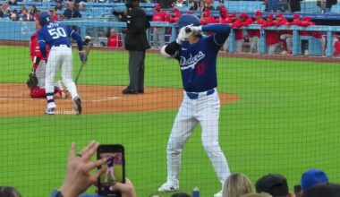 大谷翔平選手、移籍後、初のエンジェルス戦。バッターで登場時、エンジェルスの選手が、意識してないふりをしているつもりが、意識しているのがバレバレな件。かわいい#dodgers#shoheiohtani