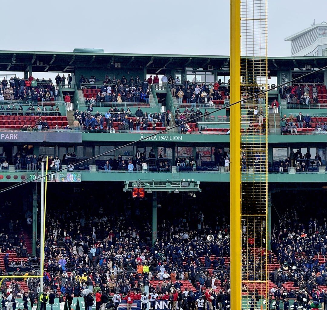 Pesky's pole makes a cameo ⚾️🏈