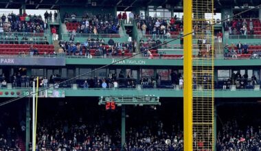 Pesky's pole makes a cameo ⚾️🏈