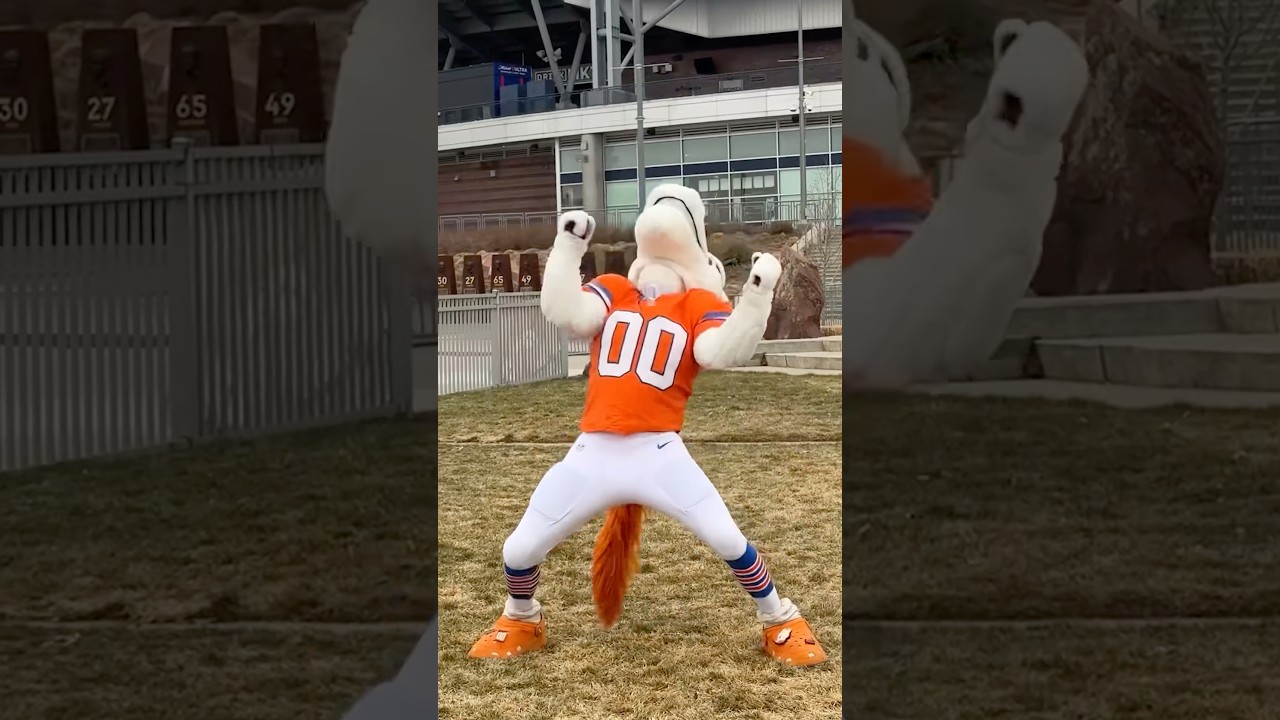 Horsin’ around with Miles!! 🐴🐎@JennaBandy21