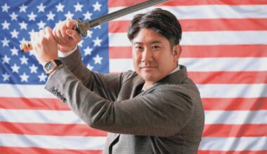 [Photo taken by Yuki Ozaki of Sponichi] New Baltimore Orioles pitcher Tomoyuki Sugano striking a pose holding a samurai replica sword with the United States flag on the background for the New Year.
