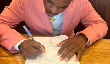 [Romero] Dominican SS Jhoan De La Cruz (17) officially signed with the San Diego Padres today. Bonus deal: $1,000,000. From San Pedro de Macoris, a switch-hitter with bat speed that generates solid contact. Trained by the Ysbel Medina Academy.