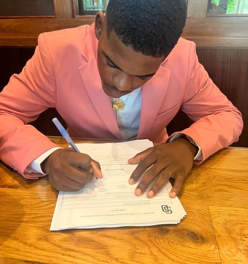 [Romero] Dominican SS Jhoan De La Cruz (17) officially signed with the San Diego Padres today. Bonus deal: $1,000,000. From San Pedro de Macoris, a switch-hitter with bat speed that generates solid contact. Trained by the Ysbel Medina Academy.