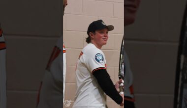 Jackson Holliday and Albert Suárez tried playing cricket 😂